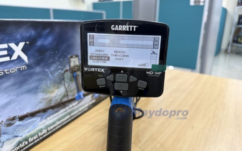 Màn hình LCD rõ nét của máy dò kim loại Garrett Vortex VX9 