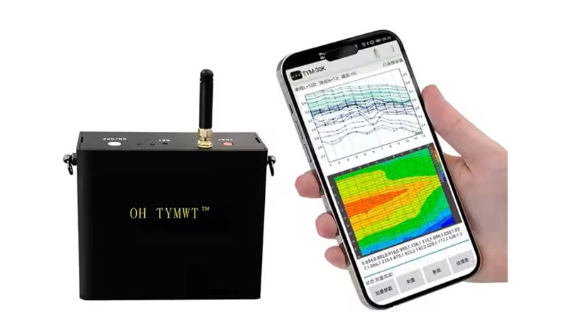 Máy dò nước ngầm TYM K Series kết nối với điện thoại để xem thông tin địa chất thu thập được