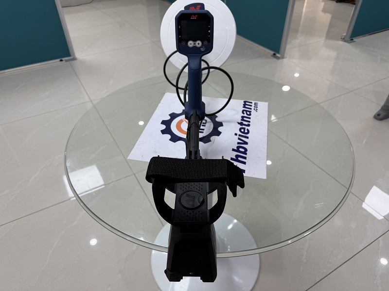 Máy rà vàng hoạt động theo nguyên lý truyền điện từ trường vào lòng đất