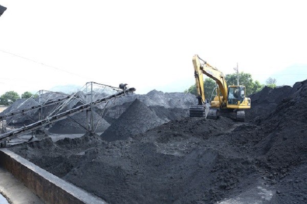 Mỏ quặng sắt nằm sâu dưới lòng đất, được khai thác để phục vụ sản xuất