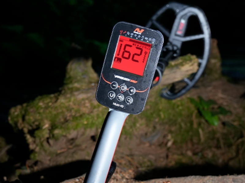 Minelab Vanquish 560 Pro-Pack phản hồi tín hiệu nhanh qua hệ thống âm thanh 